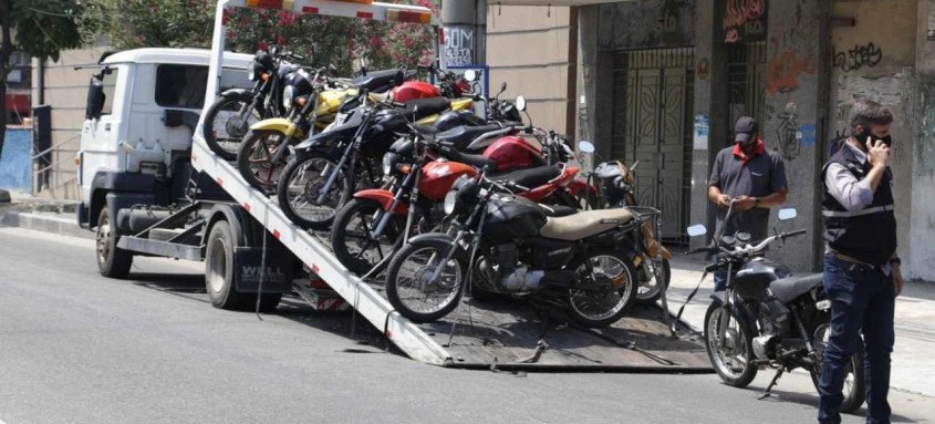 Ao todo, 17 motos foram retiradas de circulação das ruas de São Gonçalo pela Ordem Pública em ação integrada com a polícia - Foto: Renan Otto / Prefeitura de São Gonçalo Ao todo, 17 motos foram retiradas de circulação das ruas de São Gonçalo pela Ordem Pública em ação integrada com a polícia