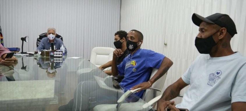 Capitão Nelson se reuniu ontem com grafiteiros da cidade de São Gonçalo - Foto: Renan Otto / Prefeitura de São Gonçalo Capitão Nelson se reuniu ontem com grafiteiros da cidade de São Gonçalo