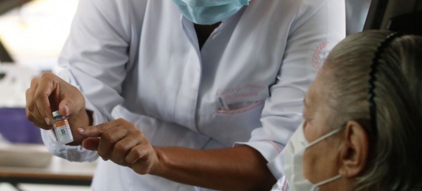 Para receber a terceira dose da vacina contra a covid-19, os idosos precisam ter sido imunizado há pelo menos seis meses
- Foto: Tânia Rêgo / Agência Brasil Para receber a terceira dose da vacina contra a covid-19, os idosos precisam ter sido imunizado há pelo menos seis meses