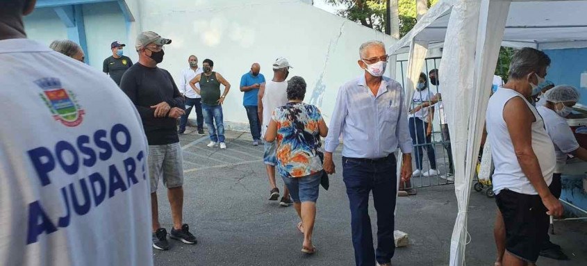 O prefeito Capitão Nelson esteve ontem em seis dos nove pontos de vacinação da cidade para verificar de perto o trabalho - Foto: Divulgação / Prefeitura de São Gonçalo O prefeito Capitão Nelson esteve ontem em seis dos nove pontos de vacinação da cidade para verificar de perto o trabalho