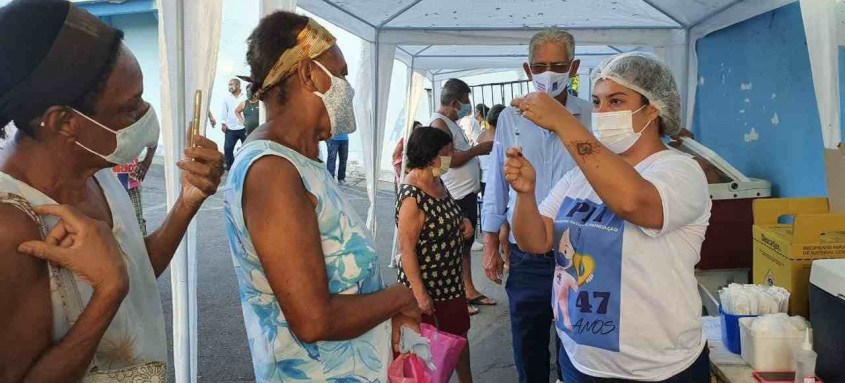 Capitão Nelson percorreu locais de vacinação para conferir trabalho das equipes - Foto: Divulgação / Prefeitura de Niterói Capitão Nelson percorreu locais de vacinação para conferir trabalho das equipes