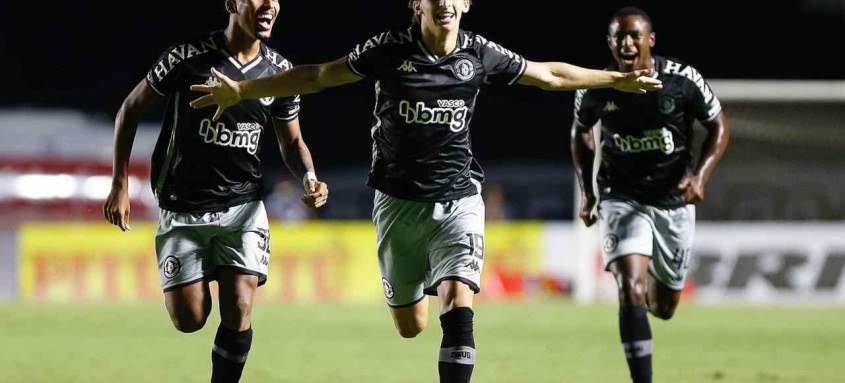Matías Galarza fez o último gol cruz-maltino na vitória de ontem, em São Januário, sobre o Macaé, pelo Carioca