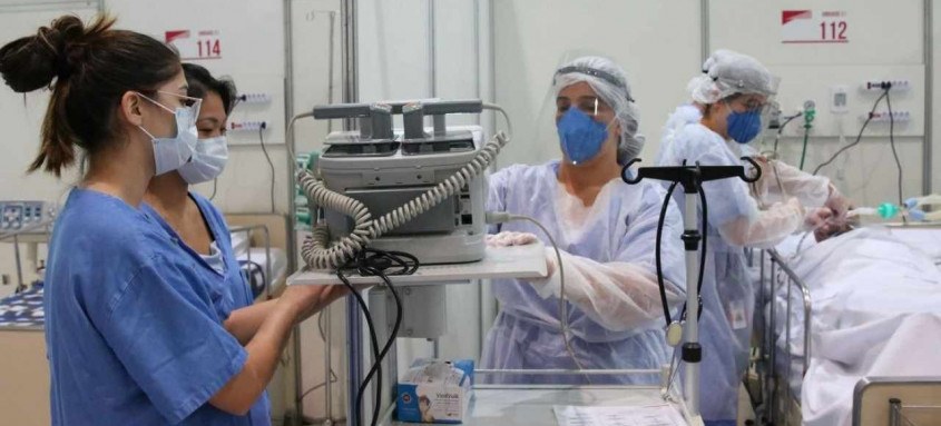 Com o agravamento da pandemia de coronavírus nos últimos dias, o Estado do Rio de Janeiro tem registrado seguidos recordes na fila de espera por leitos de UTI e de enfermaria - Foto: Rovena Rosa/Agência Brasil Com o agravamento da pandemia de coronavírus nos últimos dias, o Estado do Rio de Janeiro tem registrado seguidos recordes na fila de espera por leitos de UTI e de enfermaria