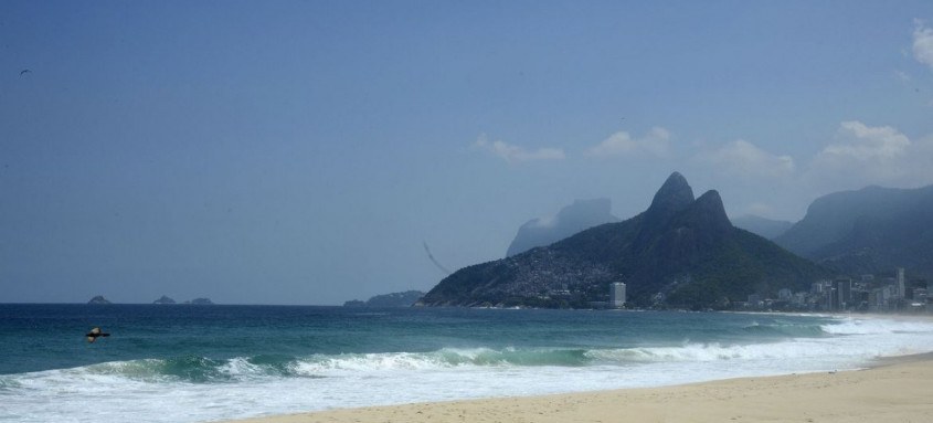Arpoador e praia de Ipanema, na zona sul da cidade. Rio fica com as praias vazias neste sábado(20), após decreto com restrições para evitar o avanço da Covid-19.