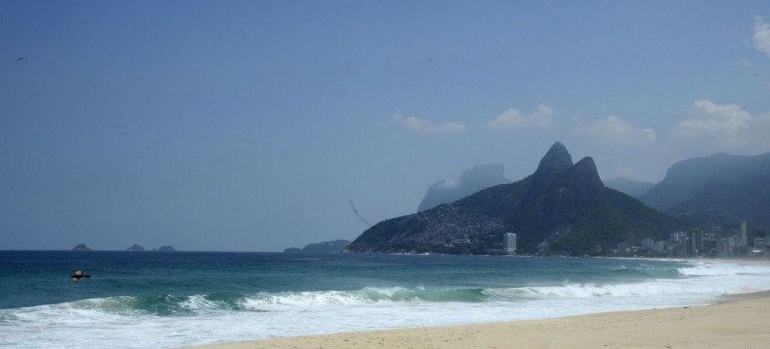 Arpoador e praia de Ipanema, na zona sul da cidade. Rio fica com as praias vazias neste sábado(20), após decreto com restrições para evitar o avanço da Covid-19. - Foto: Tânia Rêgo/Agência Brasil Arpoador e praia de Ipanema, na zona sul da cidade. Rio fica com as praias vazias neste sábado(20), após decreto com restrições para evitar o avanço da Covid-19.