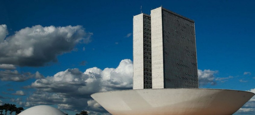 A cúpula menor, voltada para baixo, abriga o Plenário do Senado Federal. A cúpula maior, voltada para cima, abriga o Plenário da Câmara dos Deputados.