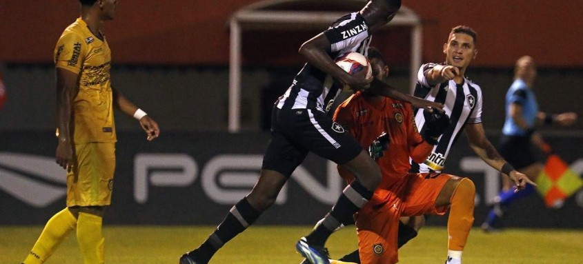 Matheus Babi (com a bola) fez o gol do Botafogo no empate com o Madureira