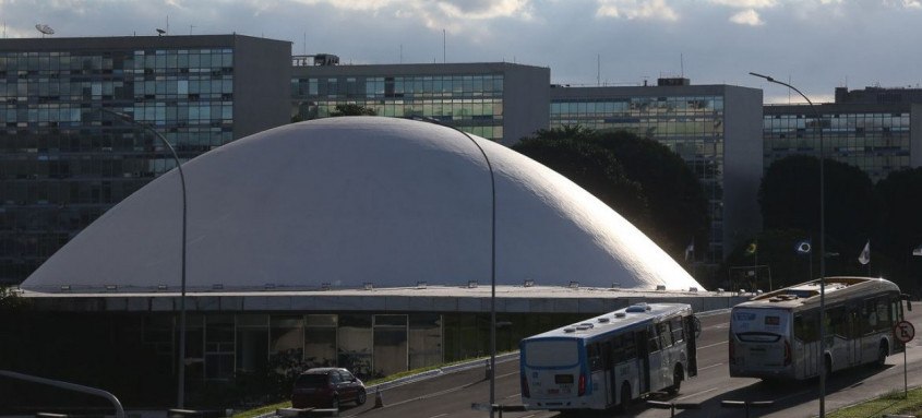 A cúpula menor, voltada para baixo, abriga o Plenário do Senado Federal.