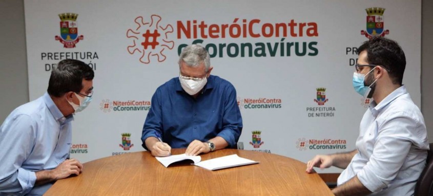 O prefeito Axel Grael (centro) assinou nesta quarta a compra de mais vacinas contra covid-19 para Niterói
