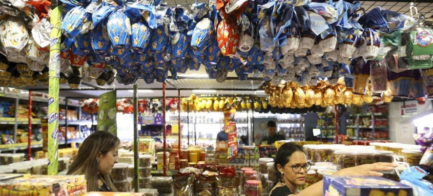 Brasília - Compra de ovos de páscoa em lojas de Brasília. (Marcelo Camargo/Agência Brasil) - Foto: Marcelo Camargo/Agência Brasil Brasília - Compra de ovos de páscoa em lojas de Brasília. (Marcelo Camargo/Agência Brasil)