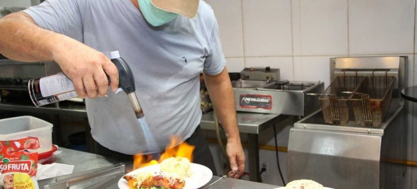 O cozinheiro Amauri Ferreira dos Santos, de 51 anos, conseguiu emprego formal durante a pandemia