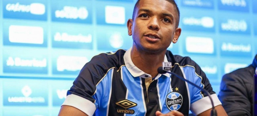 David Braz, do Grêmio, interessa ao Fluminense para reforçar o setor defensivo da equipe - Foto: Lucas Uebel / Grêmio David Braz, do Grêmio, interessa ao Fluminense para reforçar o setor defensivo da equipe