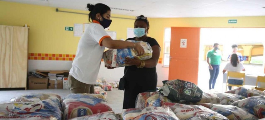 Desde o início da pandemia, mais de 111 mil cestas básicas foram distribuídas pela Prefeitura de Niterói - Foto: Luciana Carneiro / Prefeitura de Niterói Desde o início da pandemia, mais de 111 mil cestas básicas foram distribuídas pela Prefeitura de Niterói