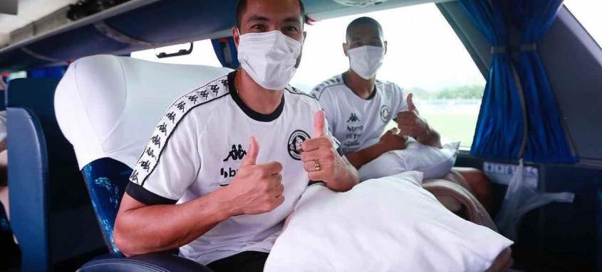 Apresentado na semana passada, o apoiador Morato seguiu de ônibus com a delegação para Minas Gerais - Foto: Rafael Ribeiro / Vasco Apresentado na semana passada, o apoiador Morato seguiu de ônibus com a delegação para Minas Gerais
