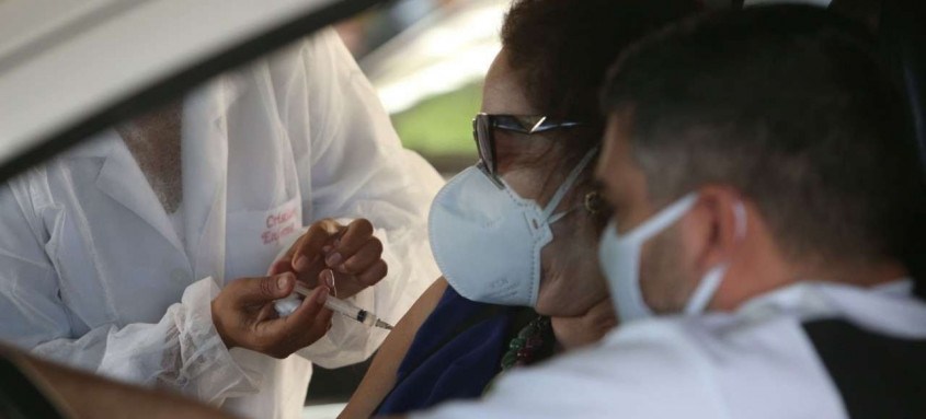 Até o momento, quase 26 mil pessoas receberam a segunda dose da vacina contra covid-19 em Niterói - Foto: Douglas Macedo / Prefeitura de Niterói Até o momento, quase 26 mil pessoas receberam a segunda dose da vacina contra covid-19 em Niterói