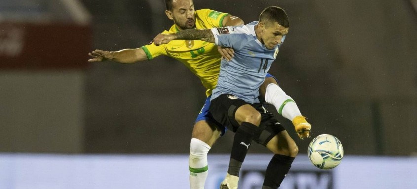 O uruguaio Lucas Torreira enfrentou Éverton Ribeiro nas Eliminatórias para a Copa. Eles podem ser companheiros no Fla - Foto: Lucas Figueiredo / CBF O uruguaio Lucas Torreira enfrentou Éverton Ribeiro nas Eliminatórias para a Copa. Eles podem ser companheiros no Fla