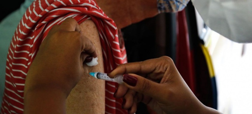 Estado já vacinou mais de 329 mil pessoas com 80 anos de idade ou mais
- Foto: Tânia Rêgo/Agência Brasil Estado já vacinou mais de 329 mil pessoas com 80 anos de idade ou mais