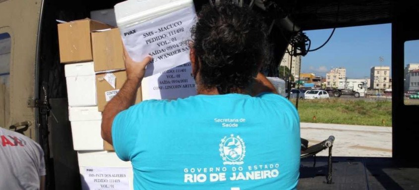 Lote de vacinas chega ao Rio com um rigorosa e complexa logística para atingir os 92 municípios o mais rápido possível
- Foto: Mauricio Bazilio / Governo do Estado do Rio Lote de vacinas chega ao Rio com um rigorosa e complexa logística para atingir os 92 municípios o mais rápido possível