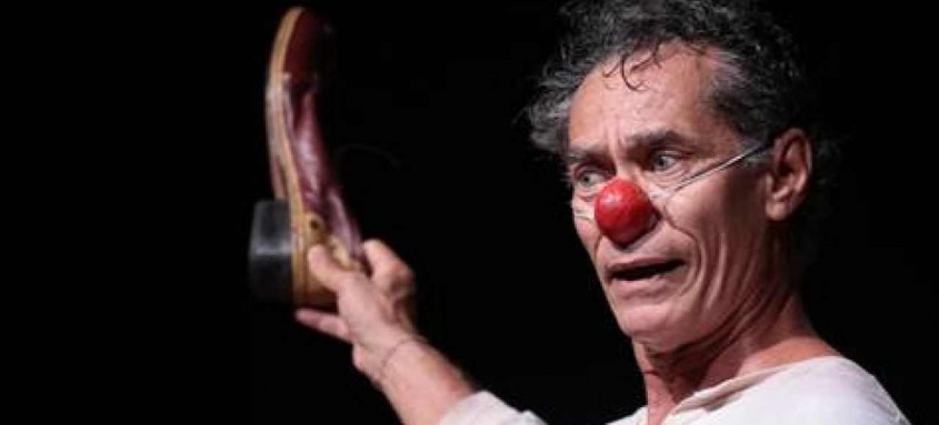 Chico Dias volta a encenar 'A lua vem da Ásia', peça estreou em 2011, em versão mais concisa e transmissão on-line - Foto: Pedro Lamare / Divulgação Chico Dias volta a encenar 'A lua vem da Ásia', peça estreou em 2011, em versão mais concisa e transmissão on-line