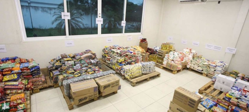 Alimentos não perecíveis podem ser entregues nos postos de vacinação - Foto: Luciana Carneiro/Divulgação Prefeitura de Niterói Alimentos não perecíveis podem ser entregues nos postos de vacinação