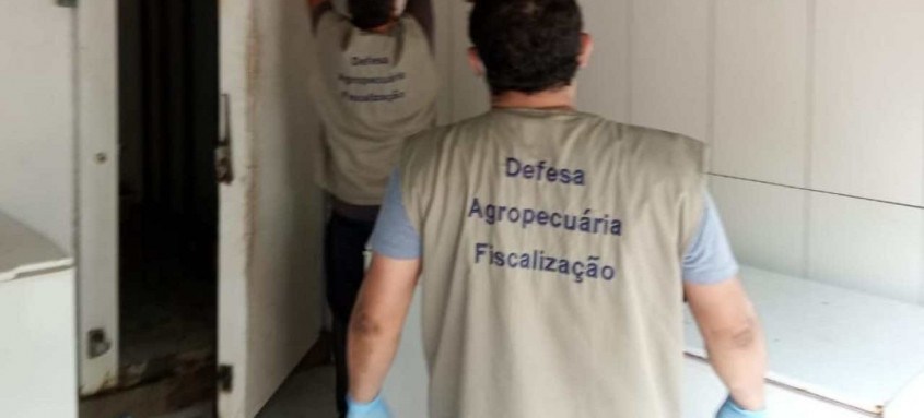 Equipe da Defesa Agropecuária descarta mais de 700 kg de carne imprópria para consumo em Duque de Caxias - Foto: SEAPPA Equipe da Defesa Agropecuária descarta mais de 700 kg de carne imprópria para consumo em Duque de Caxias
