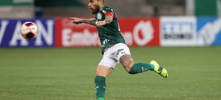 Lucas Lima atualmente defende o Palmeiras, mas também é bastante criticado pela torcida paulista