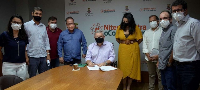 Prefeito de Niterói, Axel Grael (sentado), enviou o projeto de lei à Câmara de Vereadores - Foto: Bruno Eduardo Alves / Prefeitura de Niterói Prefeito de Niterói, Axel Grael (sentado), enviou o projeto de lei à Câmara de Vereadores