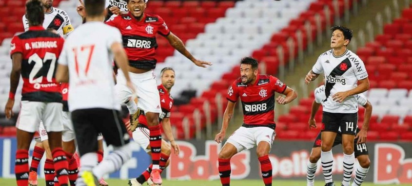 De cabeça, Léo Matos abriu o placar para o Vasco sobre o Flamengo nesta quinta-feira