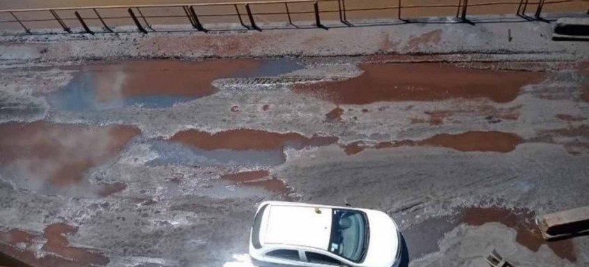 Segundo a prefeitura, o lançamento irregular de minério de ferro na Baía de Sepetiba está contaminando os peixes 