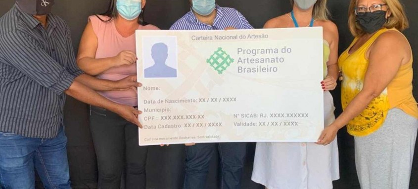 Conquista: artesãos com documento que garante acesso a microcrédito