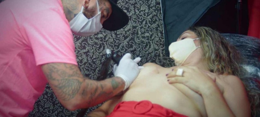 Tatuagem nos sinais deixados pelo câncer de mama ajuda a elevar autoestima 