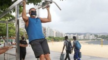 O servidor público José Jorge dos Santos Vianna faz exercícios diariamente na orla da Praia de Icaraí. Ele diz que percebe que a cidade está mais segura Carlos Magno / Governo do Estado