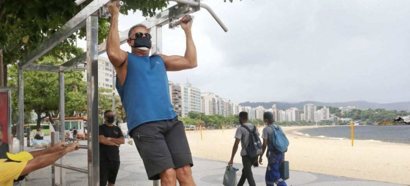 O servidor público José Jorge dos Santos Vianna faz exercícios diariamente na orla da Praia de Icaraí. Ele diz que percebe que a cidade está mais segura