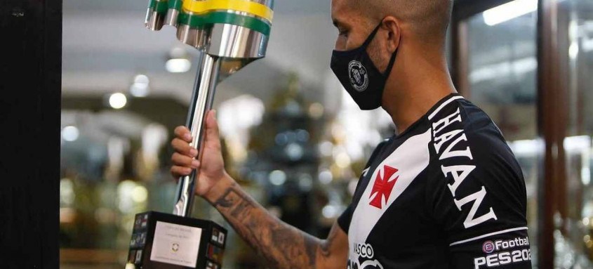 Rômulo reencontrou ontem durante sua apresentação o troféu da Copa do Brasil de 2011, título do qual foi peça importante - Foto: Rafael Ribeiro / Vasco Rômulo reencontrou ontem durante sua apresentação o troféu da Copa do Brasil de 2011, título do qual foi peça importante