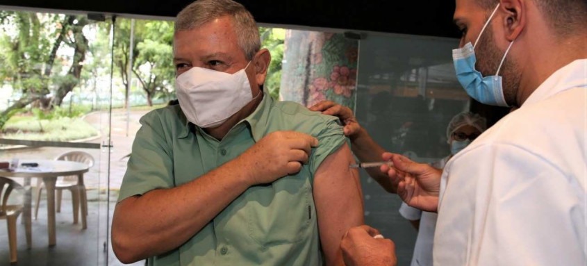 o prefeito de Niterói, Axel Grael, tomou nesta quinta-feira a primeira dose da vacina contra a covid-19