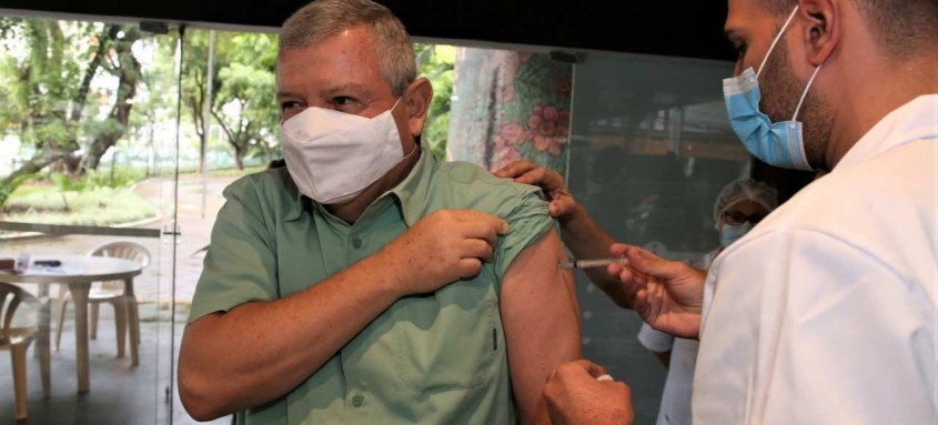 o prefeito de Niterói, Axel Grael, tomou nesta quinta-feira a primeira dose da vacina contra a covid-19 - Foto: Douglas Macedo / Prefeitura de Niterói o prefeito de Niterói, Axel Grael, tomou nesta quinta-feira a primeira dose da vacina contra a covid-19
