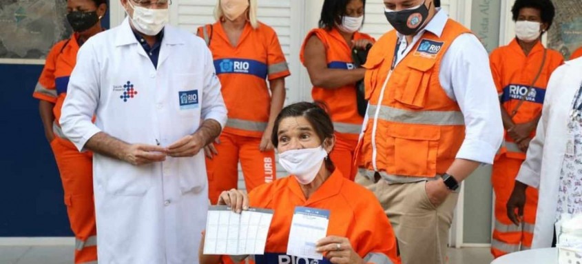 Um dos grupos com prioridade nesta etapa da vacinação é o de trabalhadores de rua dos serviços de limpeza urbana - Foto: Divulgação/ Prefeitura do Rio Um dos grupos com prioridade nesta etapa da vacinação é o de trabalhadores de rua dos serviços de limpeza urbana
