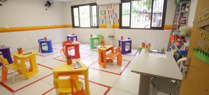 Ambiente arejado, distanciamento entre mesas e cadeiras, tudo foi preparado para a volta dos estudantes às escolas - Foto: Luciana Carneiro/Prefeitura de Niterói Ambiente arejado, distanciamento entre mesas e cadeiras, tudo foi preparado para a volta dos estudantes às escolas