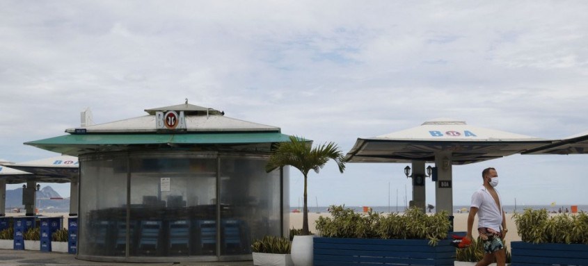 Permanência na areia das praias continua proibida nos fins de semana
