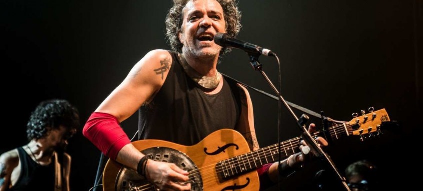 Paulinho Moska faz show 'voz e violão', neste sábado nas redes sociais
