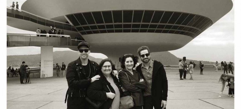 Paulo Gustavo no MAC com a mãe, Déa Lúcia, a amiga Conceição, e o marido Thales Bretas: visitas frequentes