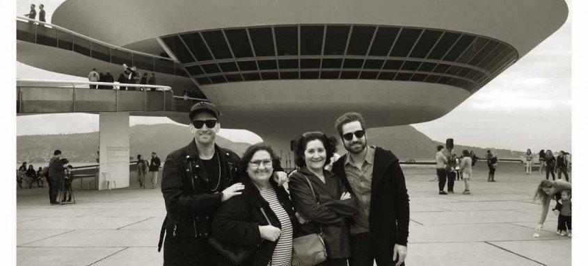 Paulo Gustavo no MAC com a mãe, Déa Lúcia, a amiga Conceição, e o marido Thales Bretas: visitas frequentes - Foto: Arquivo Pessoal Paulo Gustavo no MAC com a mãe, Déa Lúcia, a amiga Conceição, e o marido Thales Bretas: visitas frequentes