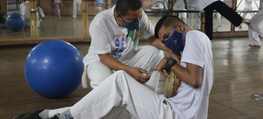 Maycon Fontoura, de 23 anos, tem deficiências e a capoeira como uma terapia