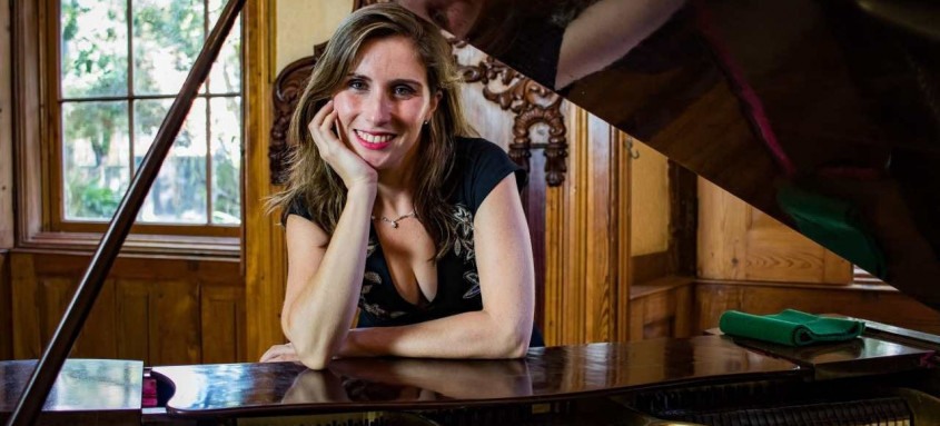 A pianista Juliane Flores abre a programação da Sala