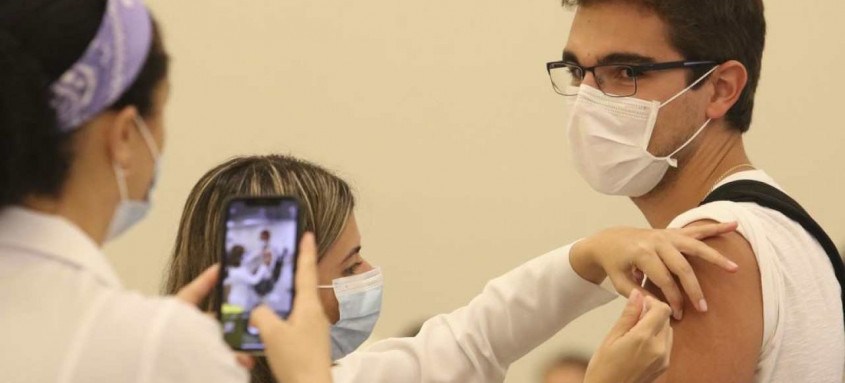 Até a próxima sexta-feira receberão a primeira dose da vacina os profissionais da saúde entre 30 e 34 anos - Foto: Rovena Rosa / Agência Brasil Até a próxima sexta-feira receberão a primeira dose da vacina os profissionais da saúde entre 30 e 34 anos