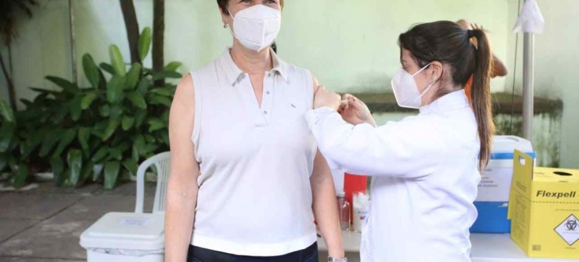 Primeira-dama de Niterói, Christa Grael foi vacinada ontem contra a covid-19