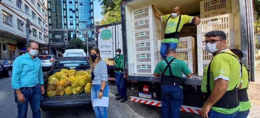 Charbel Tauil, presidente do Sindilojas, acompanhou a entrega dos alimentos - Foto: Divulgação/Sindilojas Niterói Charbel Tauil, presidente do Sindilojas, acompanhou a entrega dos alimentos