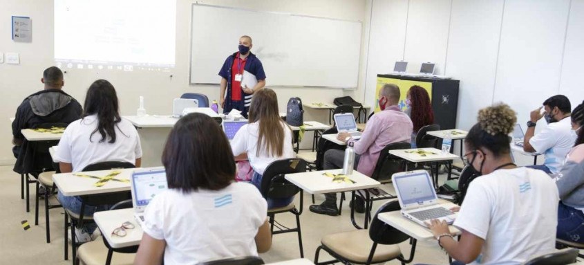 Prazo de inscrições nos cursos profissionalizantes para moradores de São Gonçalo termina nesta sexta-feira. Objetivo é facilitar entrada no mercado de trabalho