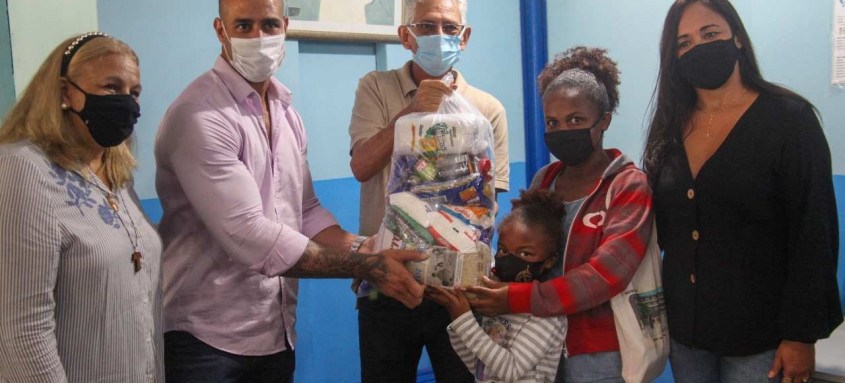 Vereador Glauber Poubel e Prefeito Capitão Nelson acompanharam a entrega das primeiras cestas básicas na escola