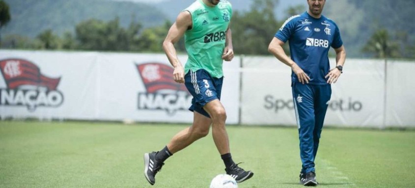 O zagueiro Rodrigo Caio será poupado por Rogério nesta quarta-feira visando a final do Cariocão contra o Fluminense - Foto: Alexandre Vidal / Flamengo O zagueiro Rodrigo Caio será poupado por Rogério nesta quarta-feira visando a final do Cariocão contra o Fluminense